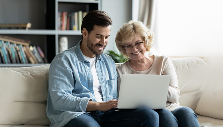 madre e hijo con ordenador portátil