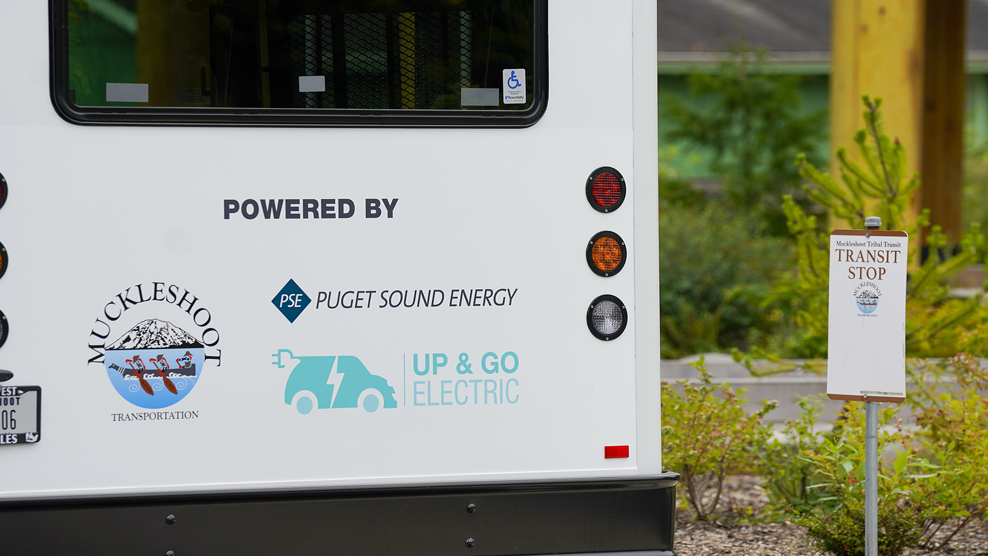 Nuestro proyecto piloto centrado en la equidad tenía como objetivo llevar los beneficios de la electrificación del transporte a todos los clientes a través de proyectos como este autobús eléctrico para Muckleshoot Transportation.