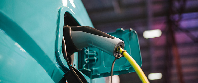 Chế độ xem cận cảnh vòi sạc EV cắm vào cổng ô tô