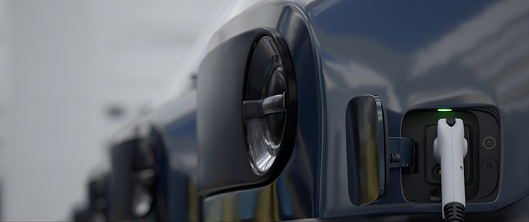 插入电动汽车端口的充电喷嘴的特写视图