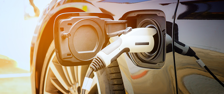 Сопло для зарядки электромобиля, подключенное к автомобильной розетке