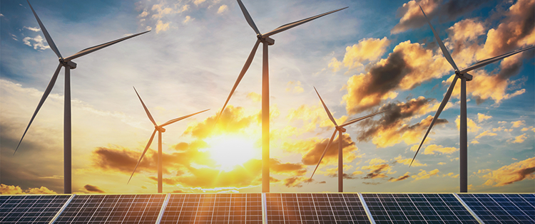 풍력 터빈과 태양 전지판 뒤에 파란 하늘과 구름이 있는 황금빛 석양