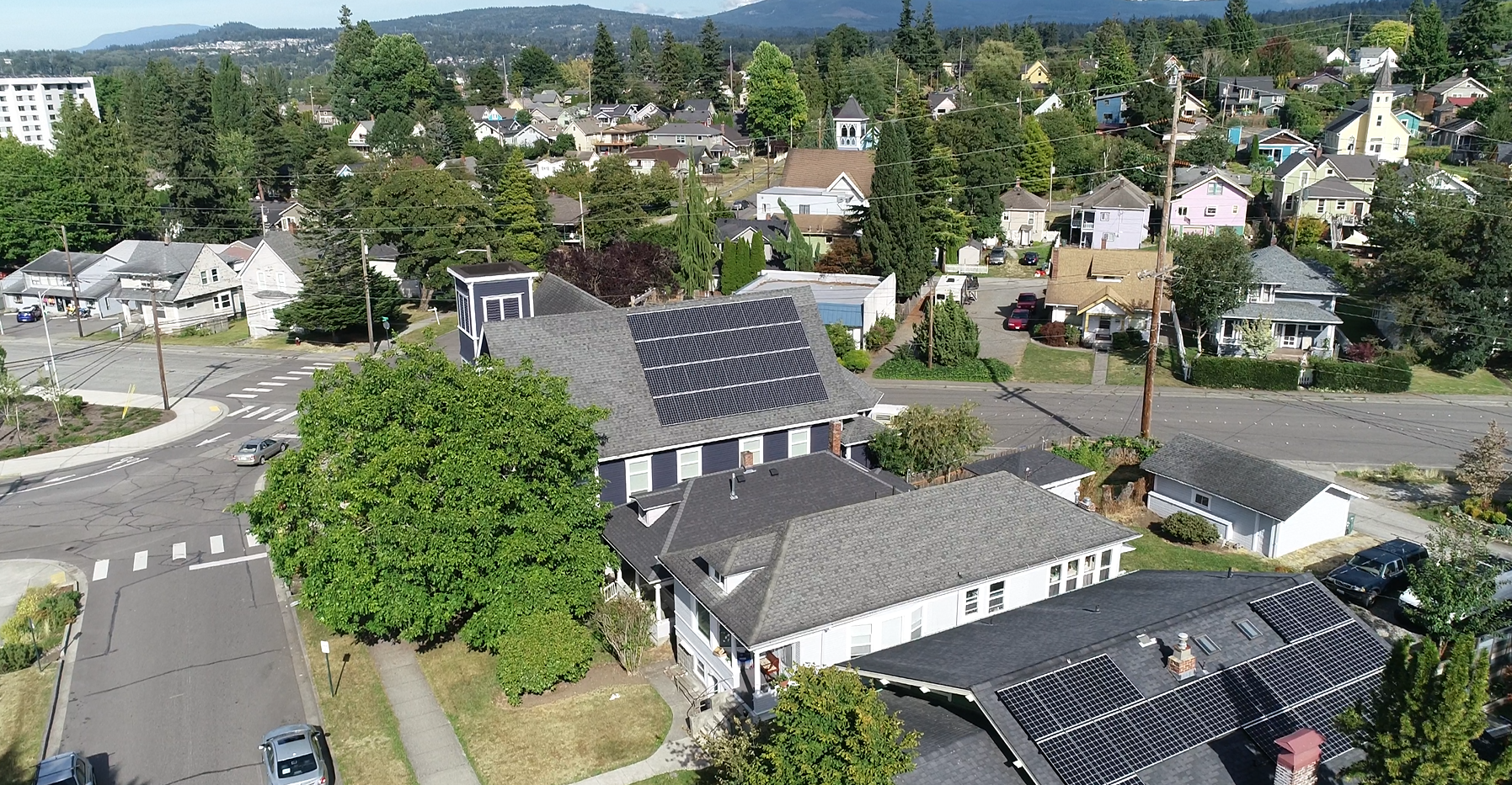 Вид с воздуха на солнечные панели на крыше Lydia Place