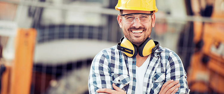 Một người đàn ông mỉm cười trong một chiếc mũ cứng