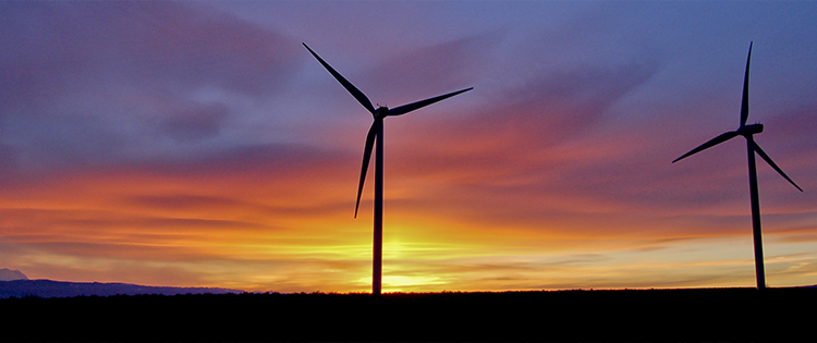 太阳落在华盛顿州埃伦斯堡的 Wild Horse Wind & Solar 设施