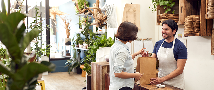 一名员工在工厂内为客户提供帮助。