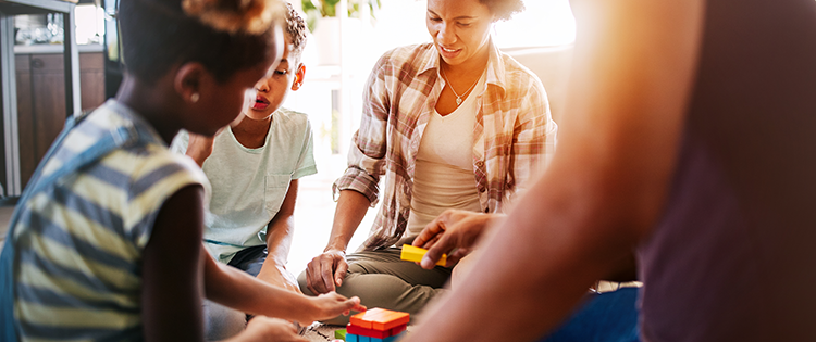 Familia en casa en habitación iluminada por el sol